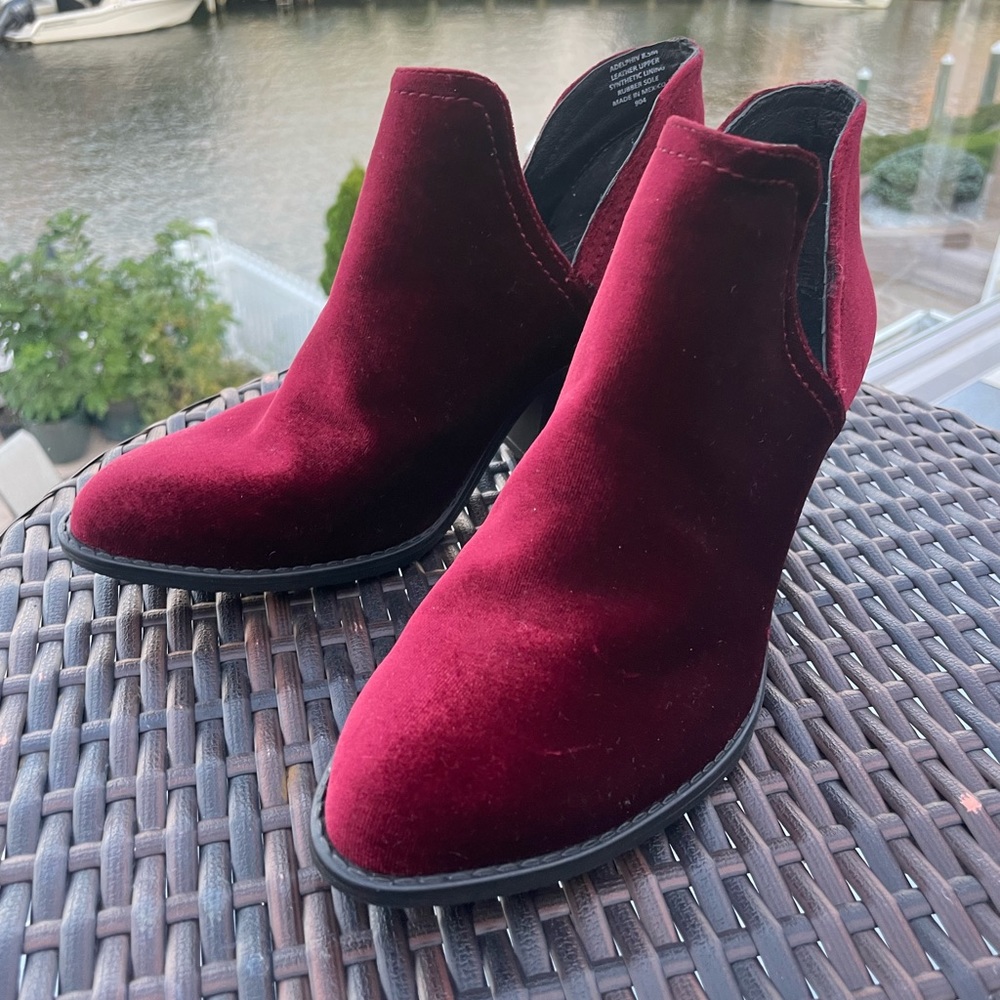 Steve Madden “Adelphiv” leather and RED velvet booties with heal size 8.5